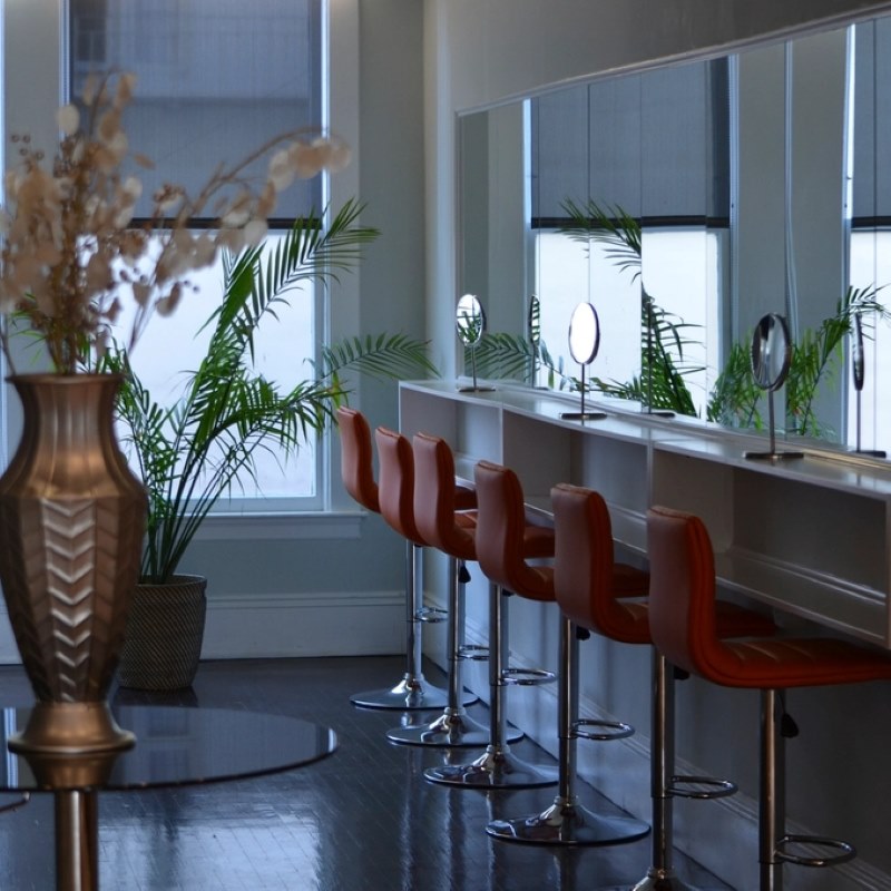 Johnni AI vs DeskOwl: Which AI Receptionist Actually Fits an Australian Salon?